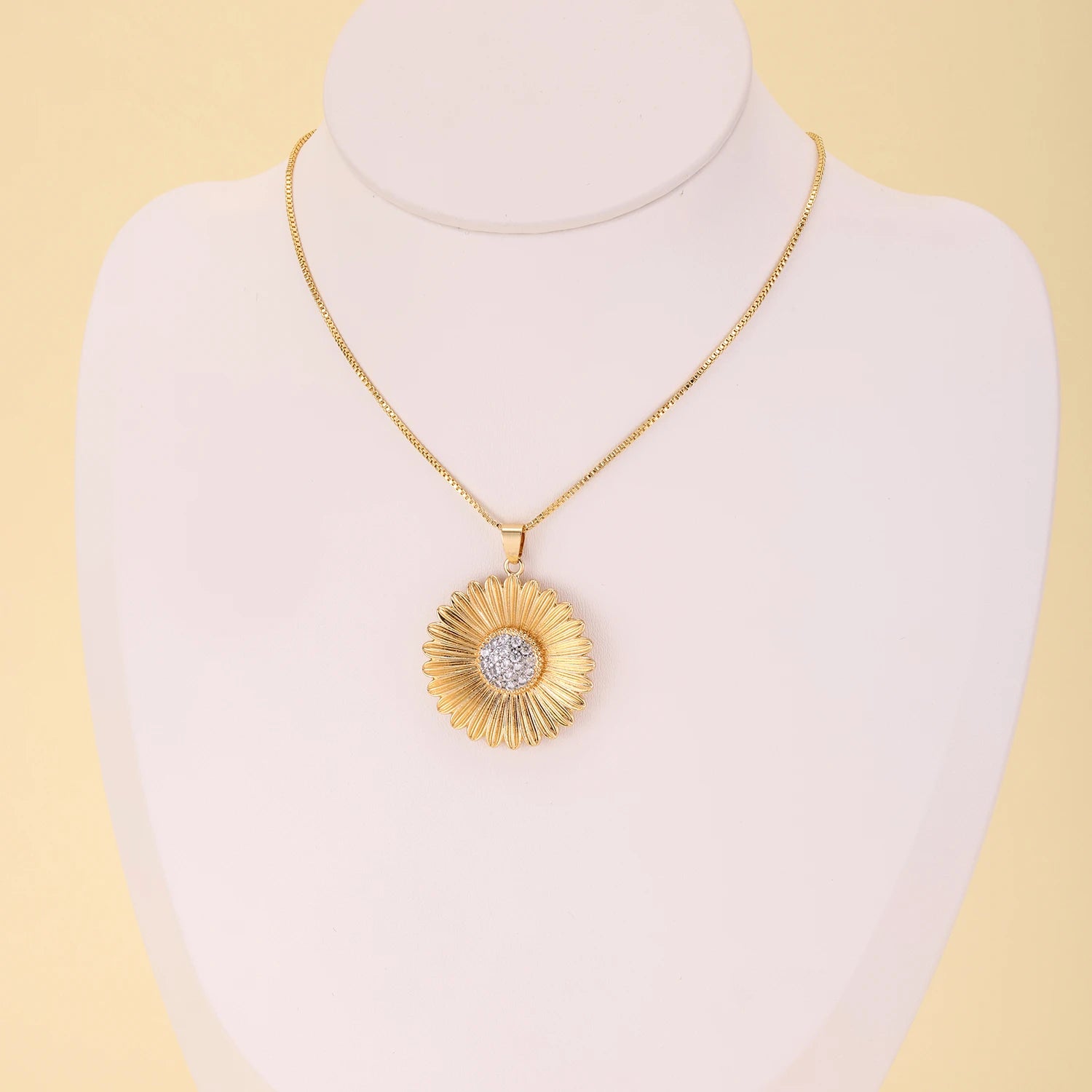 Nidin Light Luxury Textured Daisy Flower Necklace Cubic Zirconia Pendant Vintage Old Money Style For Women Daily Party Jewelry